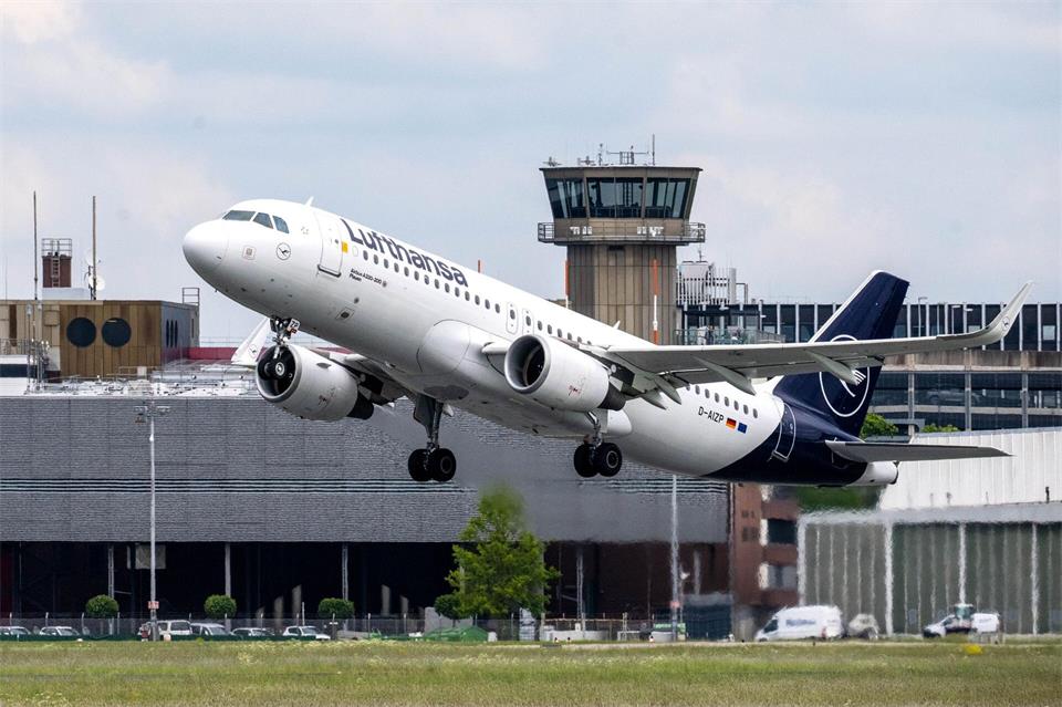 Ab dem Sommer starten ab Bremen wieder Flugzeuge in Richtung Frankfurt. (Archivfoto)Sina Schuldt/dpa