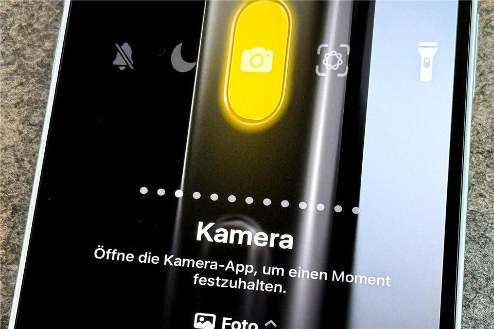 Ungewollter Kamerastart? Neue iOS-Version schafft Abhilfe Ab dem iPhone 15 Pro ermöglicht die Aktionstaste einen schnellen Kamerastart: Die Taste kann individuell belegt werden.Till Simon Nagel/dpa-tmn