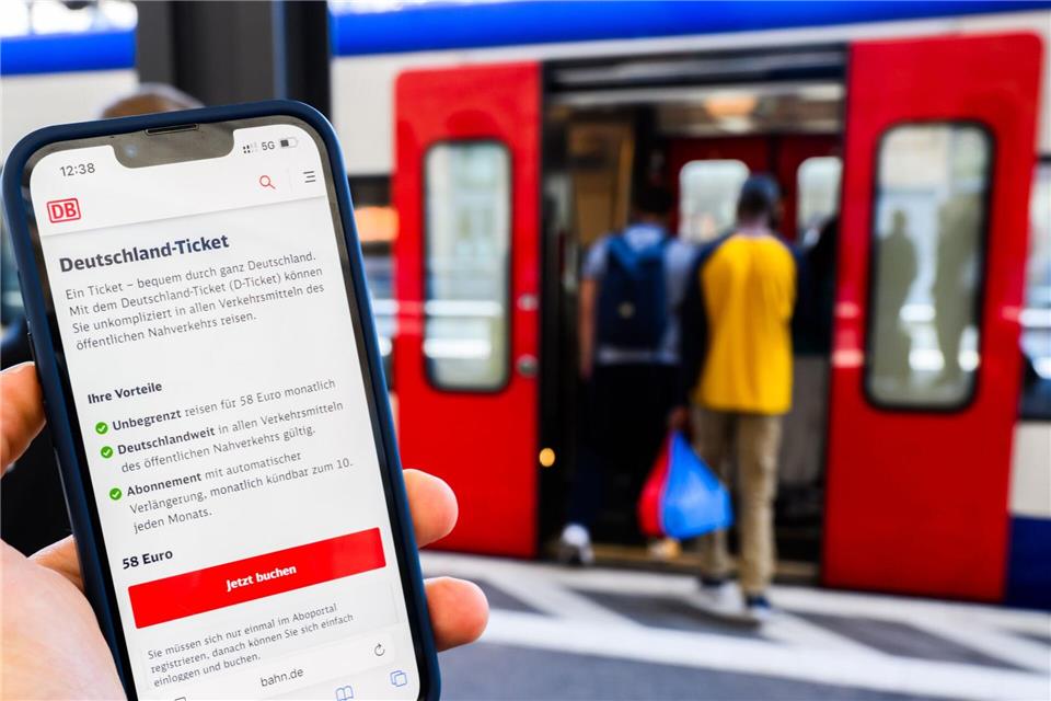 Ab dem kommenden Jahr kostet das Deutschlandticket 63 Euro. (Symbolbild)Julian Stratenschulte/dpa
