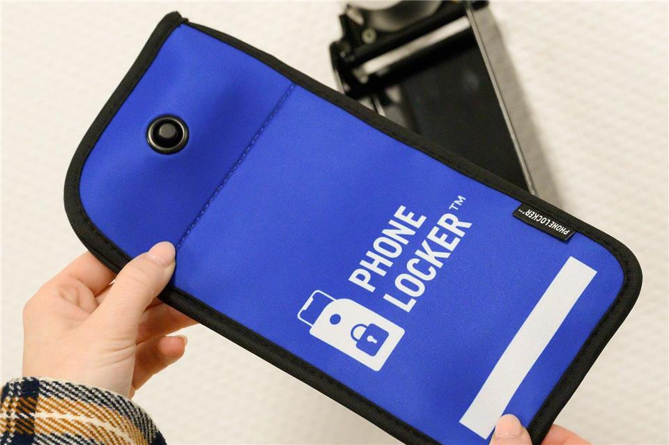 Ab dem zweiten Halbjahr sind die neuen Regeln für die Nutzung von Smartphones geplant. (Archivbild)Swen Pförtner/dpa