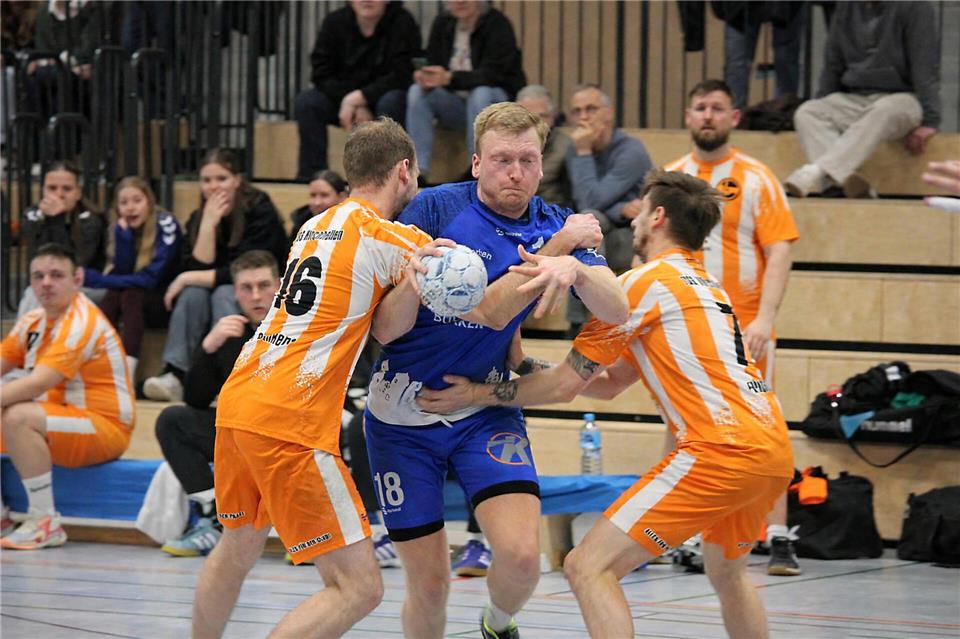 Ab durch die Mitte: Der fünffache Borkener Torschütze Simon Stegger wählt hier einen unangenehmen, aber erfolgreichen Weg.