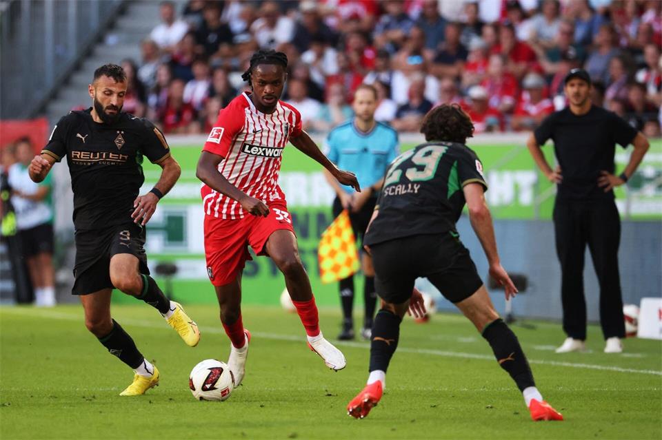 Ab durch die Mitte: Freiburgs Jordy Makengo.Philipp von Ditfurth/dpa