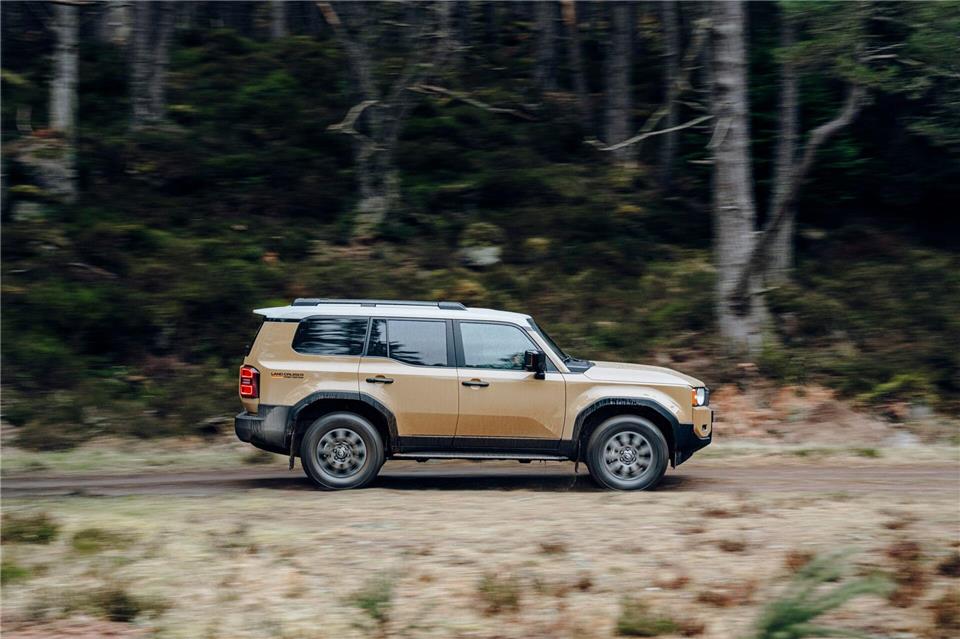 Ab durch die Mitte - äh, durch den Wald: Die Neuauflage ist auch etwas länger geworden - mehr Platz für den Transport von Besatzung oder Ladegut.Jayson Fong/Toyota/dpa-tmn