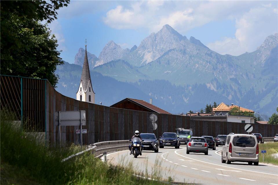 Ab in den Süden - auch der Fernpass ist hier eine beliebte Route.Karl-Josef Hildenbrand/dpa