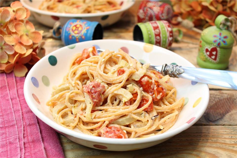 Ab in die Röhre: Spaghetti aus Linsen werden zusammen mit Feta, Fenchel und Tomaten gebacken. Bettina Meiselbach/dpa-tmn