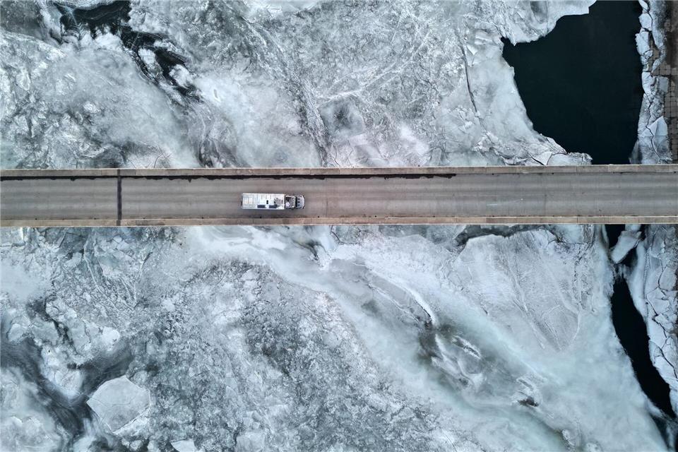 Ab ins Abenteuer: Abgeschiedenheit und relativ unberührte Wildnis lassen zuweilen Demut aufkommen - auch im 6x6-Gefährt.Fabian Hoberg/dpa-tmn