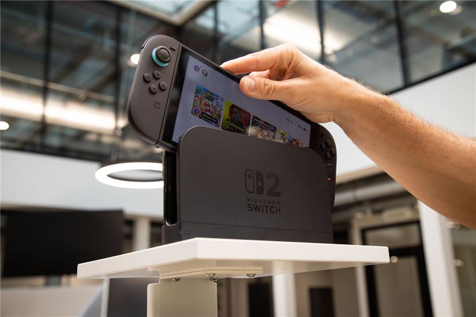 Ab ins Dock mit der Switch 2: So wird aus dem Handheld eine stationäre Konsole - wie auch schon beim Vorgänger.Christin Klose/dpa-tmn