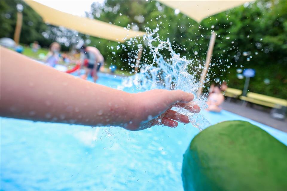 Ab ins kühle Nass am heißen Wochenende. (Symbolbild) Christoph Reichwein/dpa