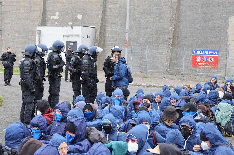 Blockaden von Aktivisten in Bremen und Delmenhorst aufgelöst Ab kurz nach 10.00 Uhr blockierten rund 100 Umwelt- und Klimaaktivisten, teils vermummt, die Zufahrt zu einem Hafendienstleister.Christian Butt/dpa
