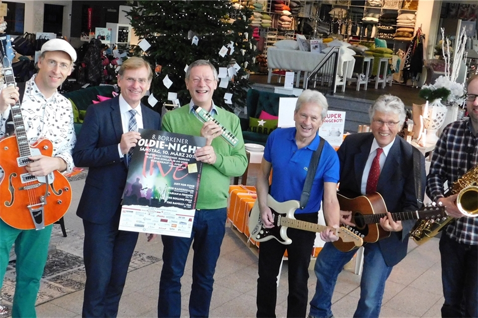 Ab sofort gibt es Eintrittskarten für die Borkener Oldie-Night 2018: Diese Empfehlung geben die Bandmitglieder Marcus Kämper („Der Kaiserkeller“), Dr. Jan-Christoph Künstler („Fabian & Friends“), Heinrich Goeke („The Rolling Pills“), Dr. Peter Cichon („The Ravells/466“) und Stefan Wehling („Just for Funk“) (von links) als Geschenk-Überraschung unter dem Weihnachtsbaum. Ralf Tenbeck, Geschäftsführer Möbel Kerkfeld, (2. von links) überreicht eine Spende.