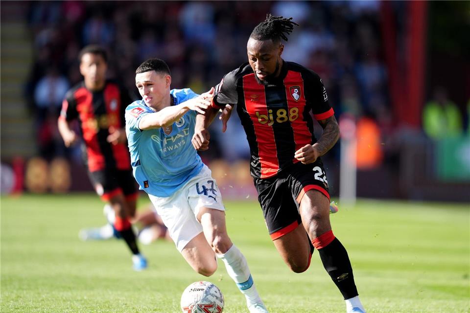 Ab sofort sind Phil Foden (l) und Antoine Semenyo Teamkollegen bei Manchester City.Adam Davy/PA Wire/dpa