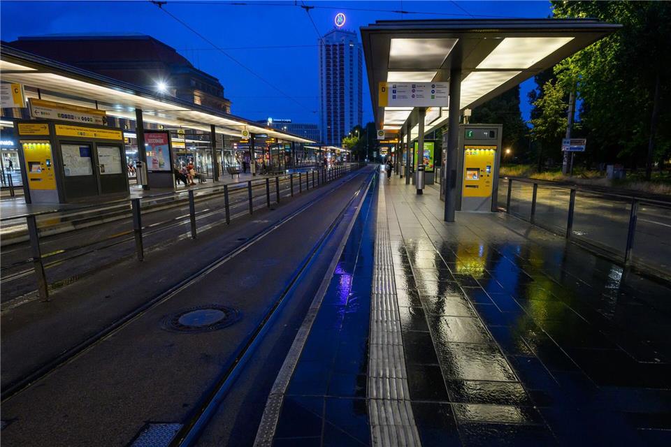 Ab sofort verkehrt die Linie 1 im Pendelbetrieb.Hendrik Schmidt/dpa