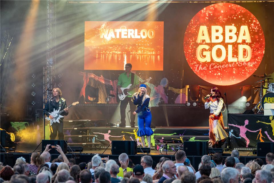 Abba Gold hat auf dem Borkener Marktplatz ein Konzert gegeben und viele Besucher in die musikalische Vergangenheit geführt.
