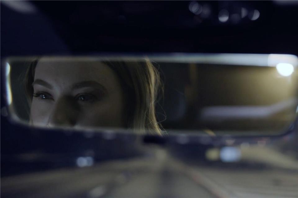 So können Autofahrer Blendung im Straßenverkehr vermeiden Abblenden bitte: Viele Innenspiegel verfügen mittlerweile über eine automatische Abblendfunktion.Gentex Corporation/dpa-tmn