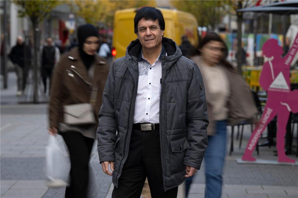 Abdelkader Rafoud sagt in der Fußgängerzone, deutsch aussehende Menschen sehe man dort wenig.Boris Roessler/dpa