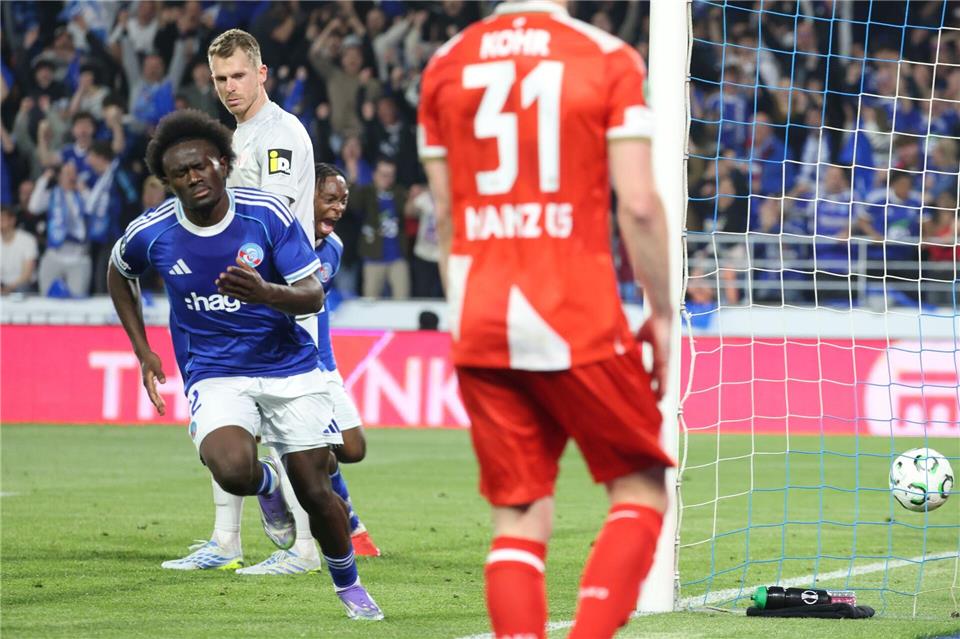 Abdoul Ouattara dreht nach dem 2:0 für Straßburg ab.Philipp von Ditfurth/dpa