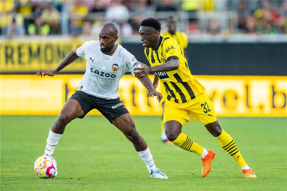 Abdoulaye Kamara (r) spielt künftig für den Drittligisten 1. FC Saarbrücken.David Inderlied/dpa