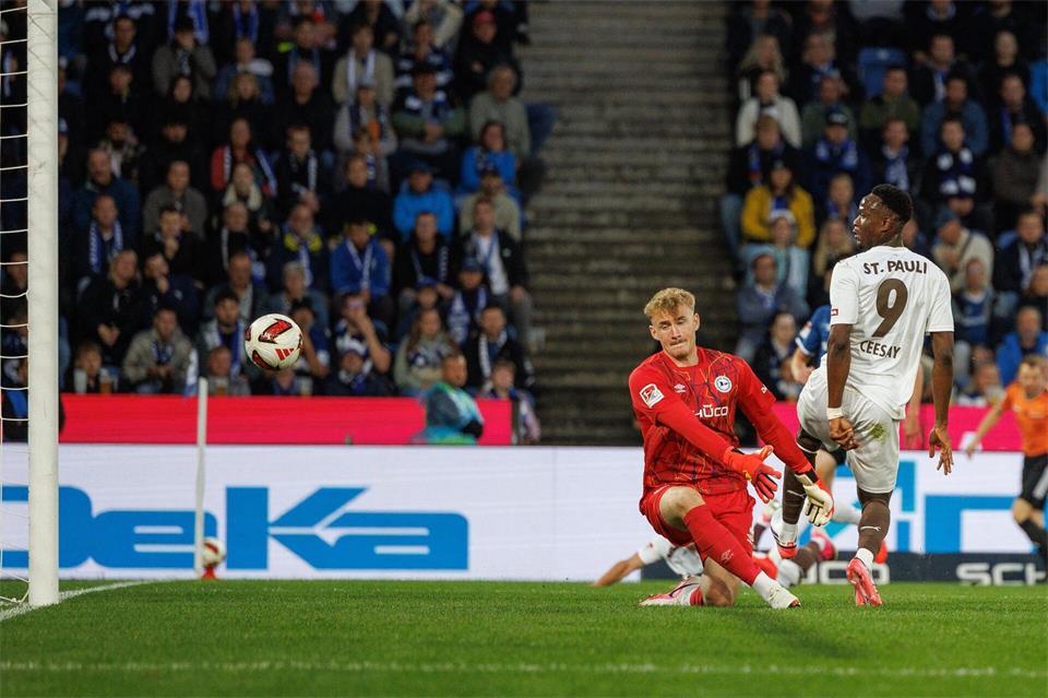 Abdoulie Ceesay erzielt für den FC St. Pauli den Ausgleich zum 2:2.Friso Gentsch/dpa