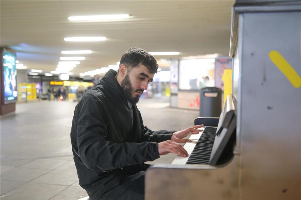 Abdul Rahman Al Ali aus Syrien spielt an einer U-Bahn Haltestelle in Stuttgart auf einem open Piano. Das Instrument ist dort für Jedermann zugänglich. (Archivfoto)Bernd Wei�brod/dpa