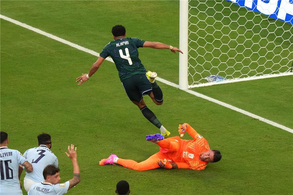 Abdulelah Al-Amri bejubelt sein Tor zum 1:0Marta Lavandier/AP/dpa