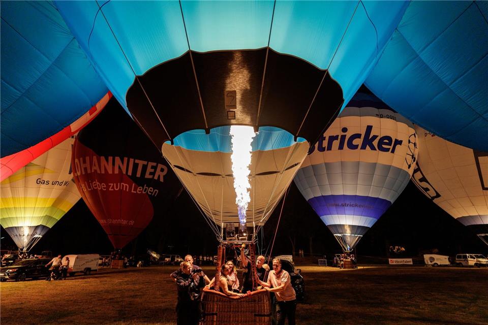 Abendliches Ballonglühen im Rahmen der 54. Montgolfiade am Lohwall in Warendorf.David Ebener/dpa