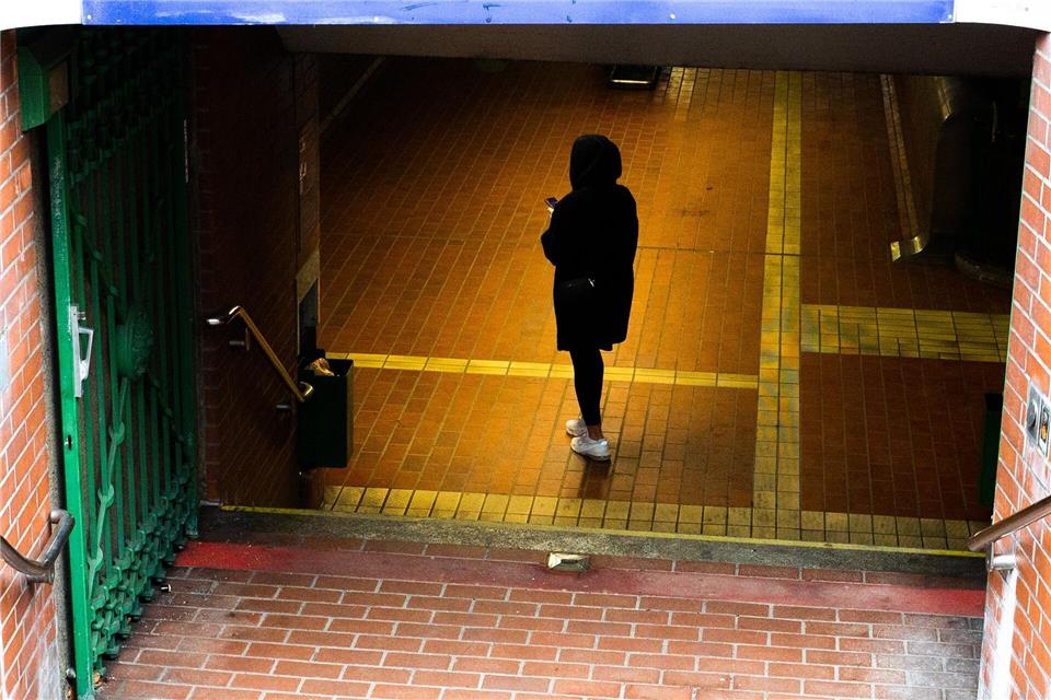 Abends allein unterwegs – viele Frauen kennen das beklemmende Gefühl in dunklen Ecken. (Symbolbild)Alicia Windzio/dpa