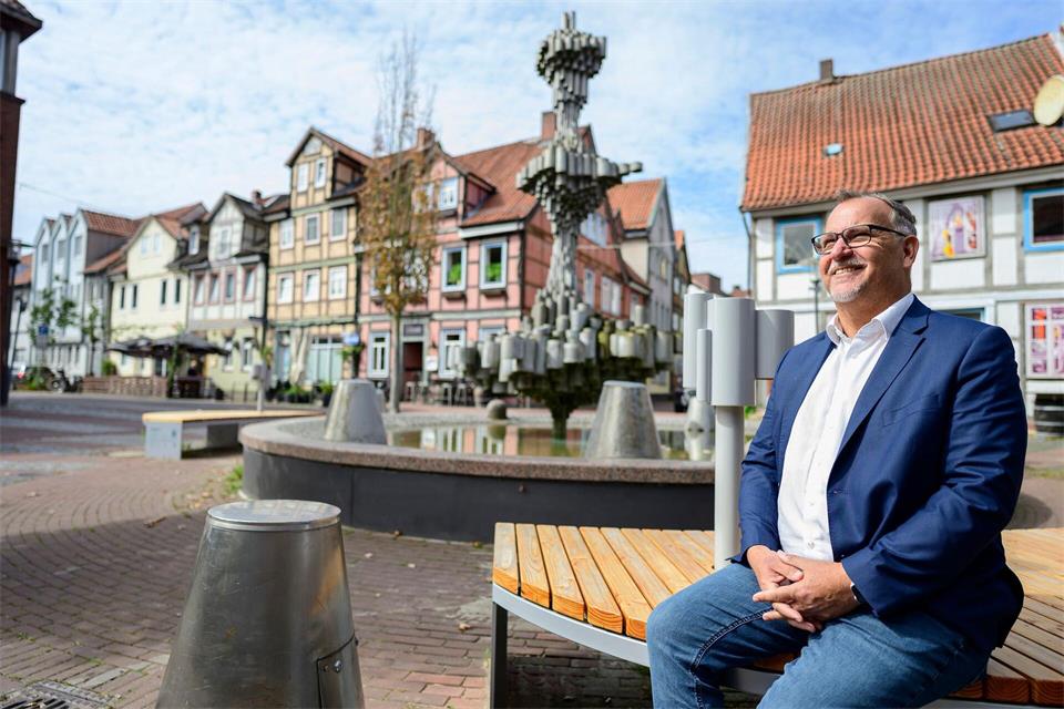 Abends erzählt der Flüsterbrunnen per Bluetooth direkt ins Ohr. Tausende haben die Installation schon erlebt. Alexander Hass vom Stadtmarketing freut es.  A4258 Philipp Schulze/dpa