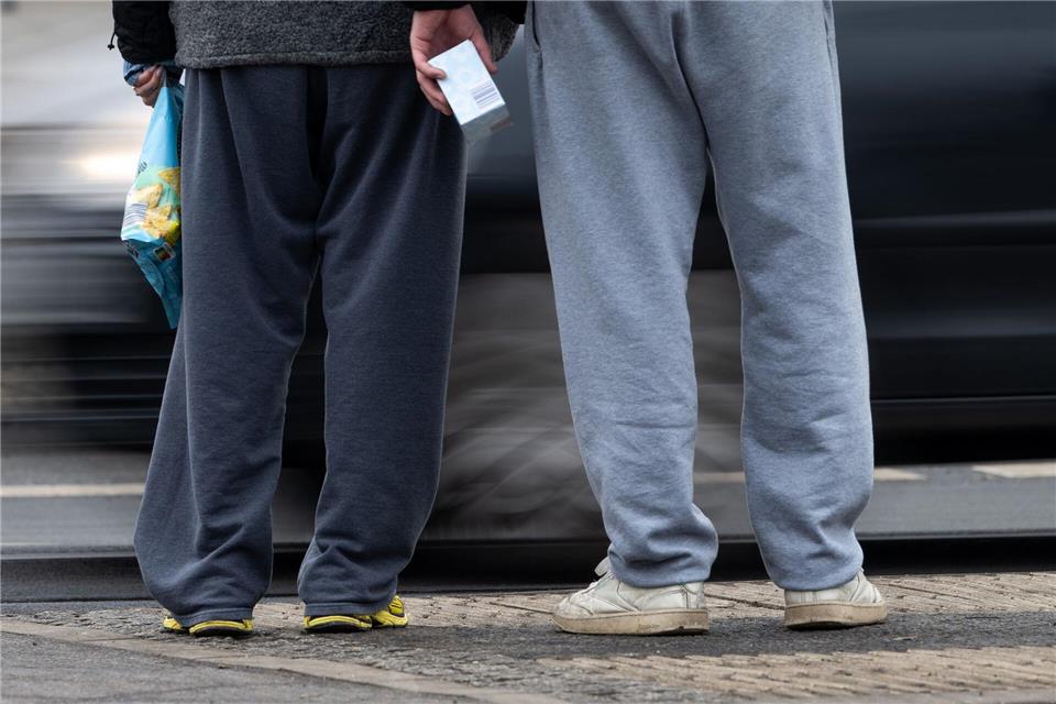 Aber sie sind doch so gemütlich: Viele Menschen tragen auch außerhalb der eigenen vier Wände gerne Jogginghose. (Archivfoto)Sebastian Christoph Gollnow/dpa
