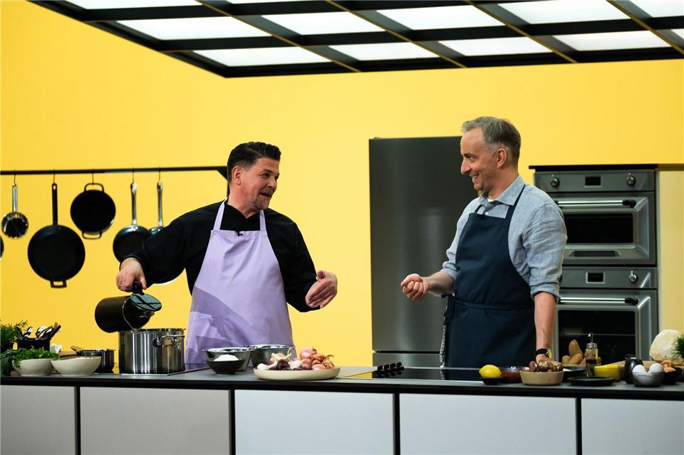 Abermals begrüßt Böhmermann darin prominente Gäste, um mit ihnen zu kochen. (Handout)Lennart Speer/ZDF/dpa