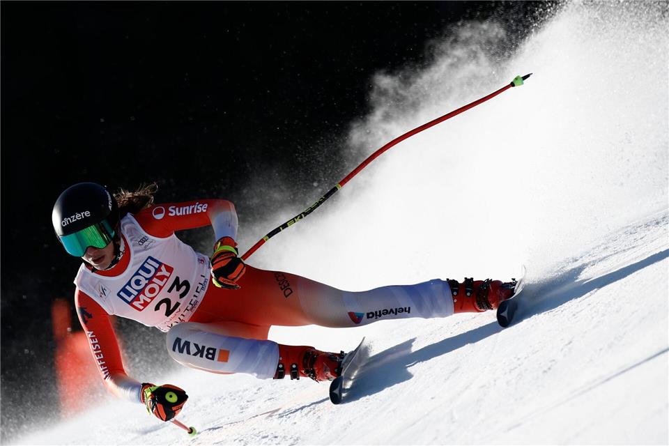 Abfahrerin Malorie Blanc kommt aus der Nähe von Crans-Montana und konnte irgendwann nicht mehr die News auf ihrem Handy verfolgen. (Archivbild)Gabriele Facciotti/AP/dpa