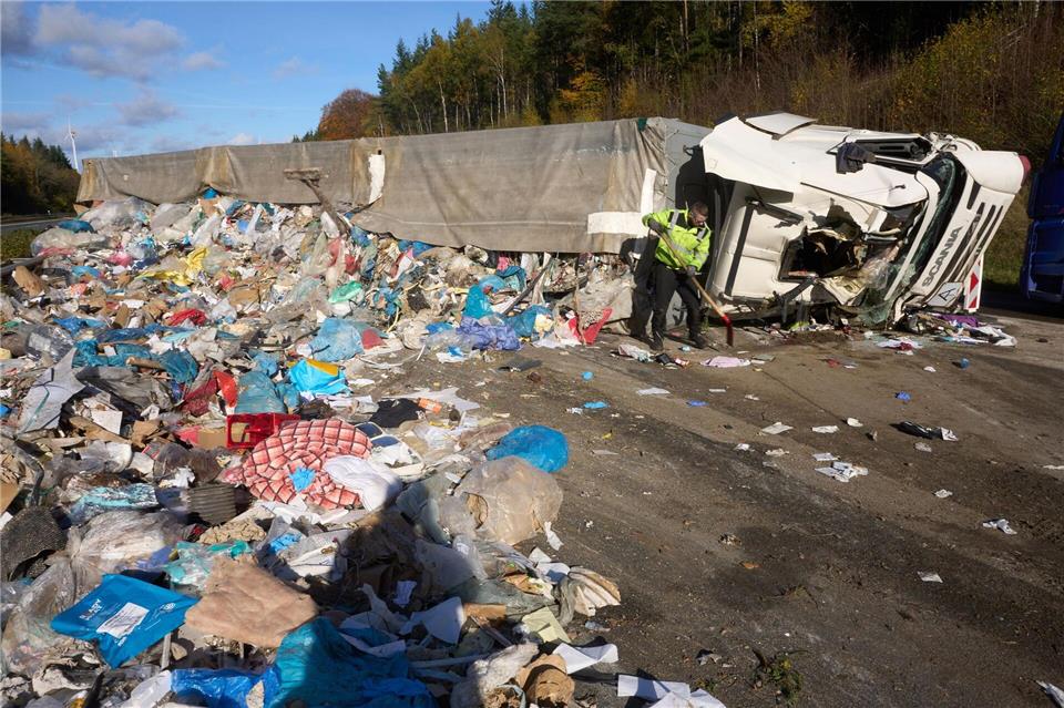 Lkw auf A61 im Hunsrück umgestürzt - Fahrer schwer verletzt Abfall und Kraftstoff verteilten sich bei dem Unfall quer über die Fahrbahn.Thomas Frey/dpa