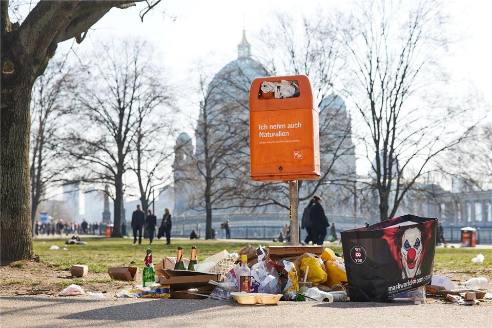 Abfalleimer in Berlin quellen mit Müll über.Jörg Carstensen/dpa