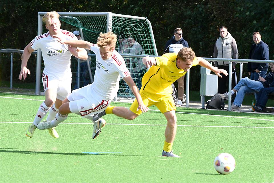 Abflug: Der Marbecker Johann Könning (rechts) wirbelt am SG‘ler Finn Luca Theben vorbei.
