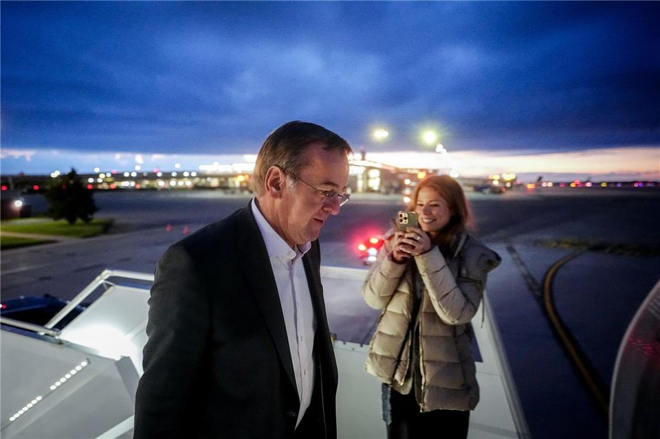 Bilder des Tages Abflug aus Kanada – Verteidigungsminister im FokusKay Nietfeld/dpa