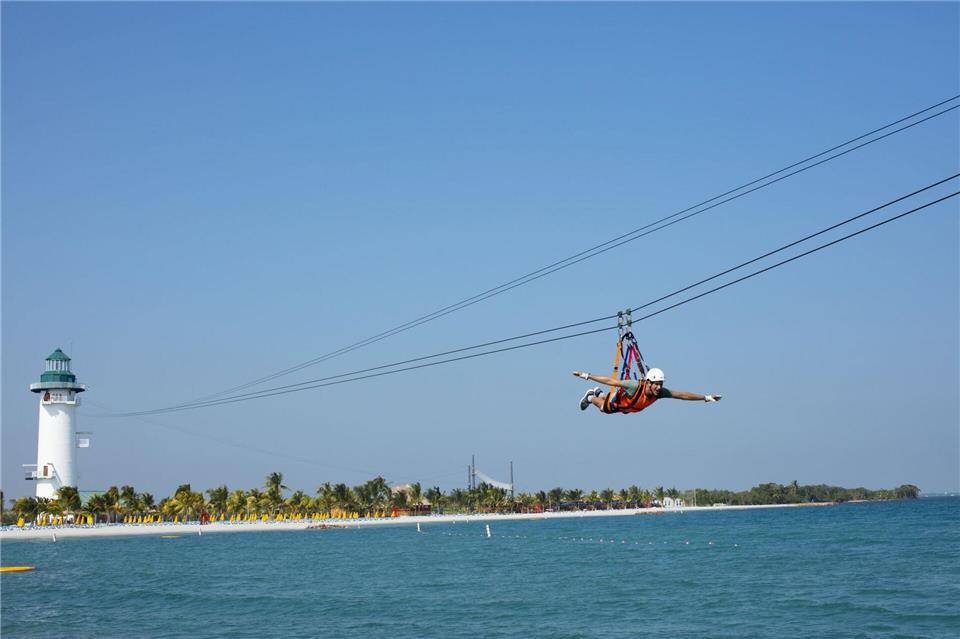 Abflug aus dem Leuchtturm: Auf der Norwegian-Insel Harvest Caye vor Belize gibt es eine Zipline über die Lagune.Stephen Beaudet/Norwegian Cruise Line/dpa-tmn