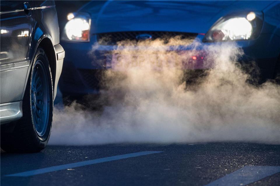 Abgase aus dem Auspuff sind auf EU-Ebene mal wieder ein großes Thema. (Symbolbild) Marijan Murat/dpa