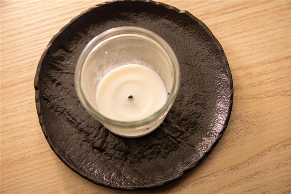 Abgebrannt: Wie bekommt man das restliche Kerzenwachs aus dem Glas?Christin Klose/dpa-tmn