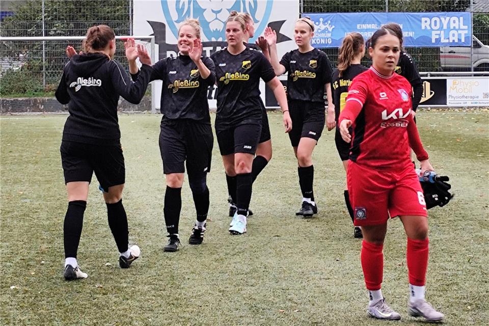 Abgekämpft, aber glücklich klatschen sich die Spielerinnen des neuen Bezirksliga-Tabellenführers FC Marbeck nach dem 4:1-Erfolg bei Westfalia Dortmund ab.