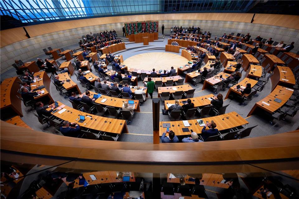 Abgeordnete sitzen im Plenarsaal des Landtags. Dort wurde es 2025 oft laut (Archivfoto)Henning Kaiser/dpa