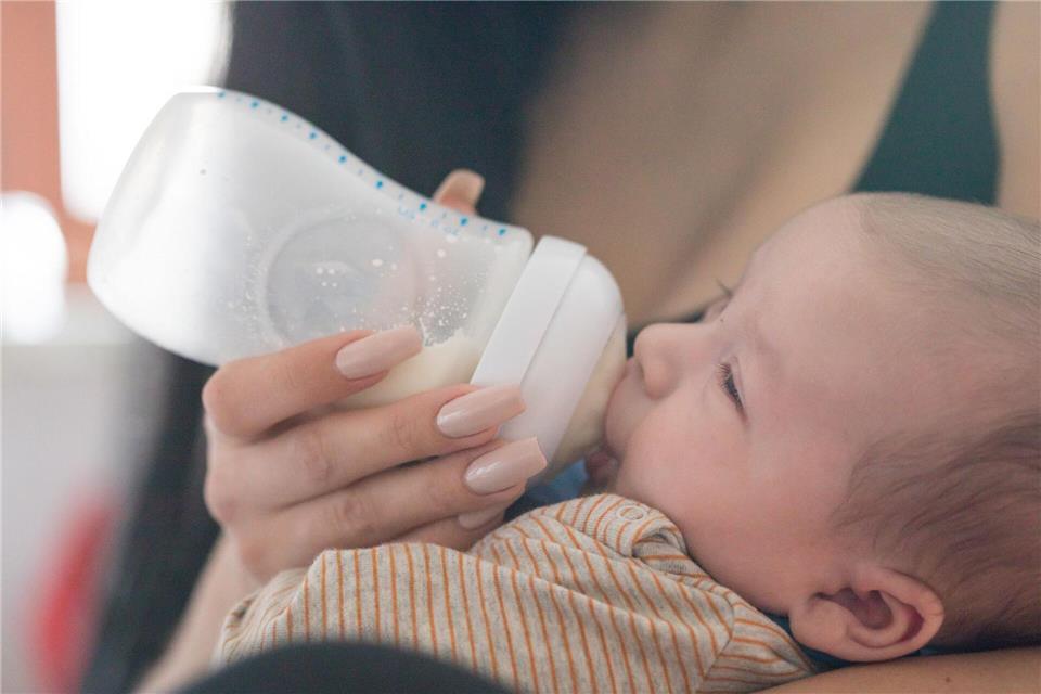 Abgepumpte Muttermilch soll innerhalb von vier Tagen ans Baby verfüttert werden. Ist absehbar, dass sie erst zu einem späteren Zeitpunkt verfüttert wird, sollte sie eingefroren werden.picture alliance / Christin Klose