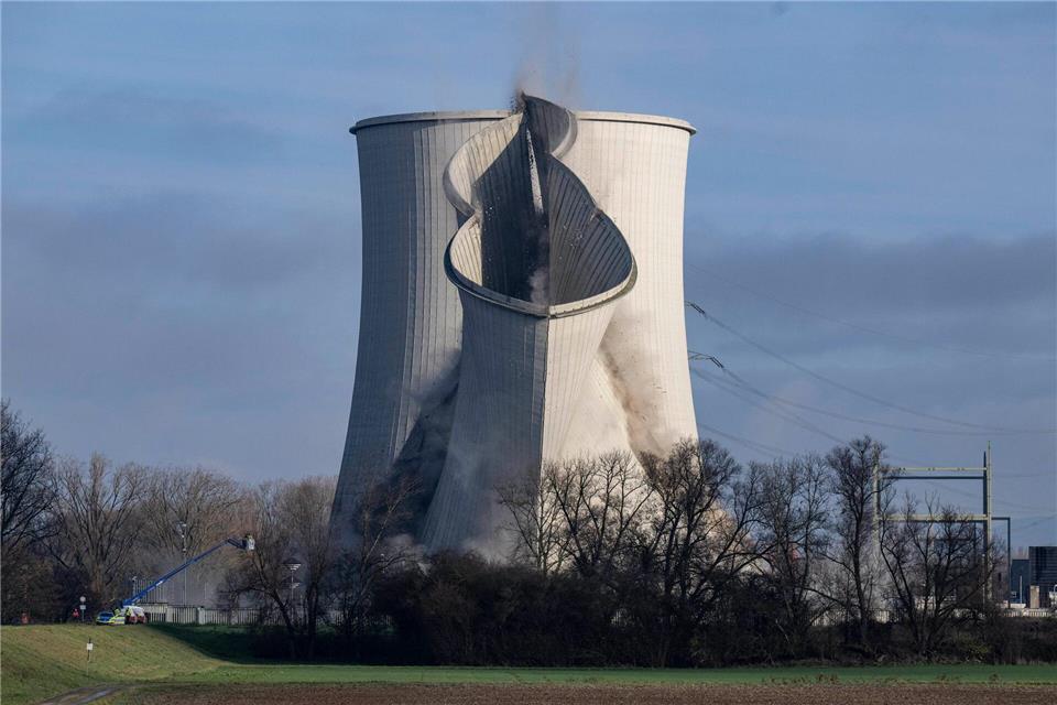 Abgerissen: Der Kühlturm von Block B im ehemaligen Atomkraftwerk Biblis fällt in sich zusammen, nachdem er mit Spezialgeräten destabilisiert worden war. Boris Roessler/dpa