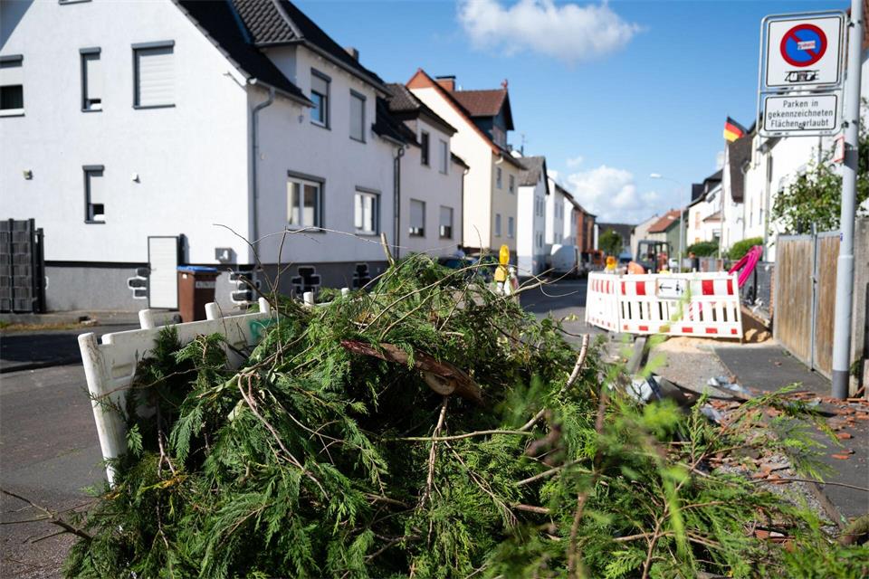 Abgerissene Äste blockierten Straßen - nicht nur in Wetzlar.Florian Wiegand/dpa