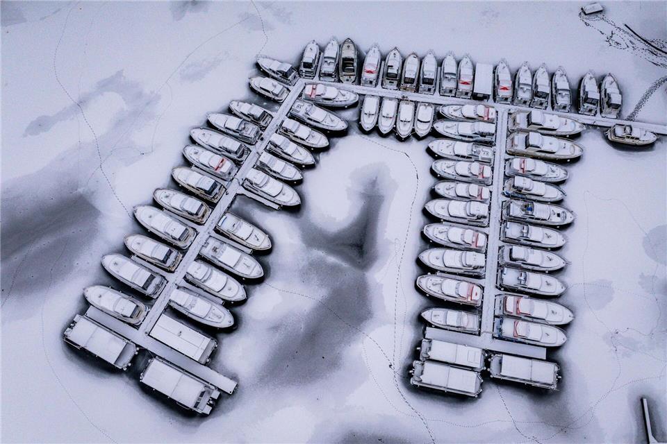 Abgesehen von vereinzelten offenen Engstellen liegt eine geschlossene Eisdecke über den Mecklenburger Oberseen.Jens Büttner/dpa