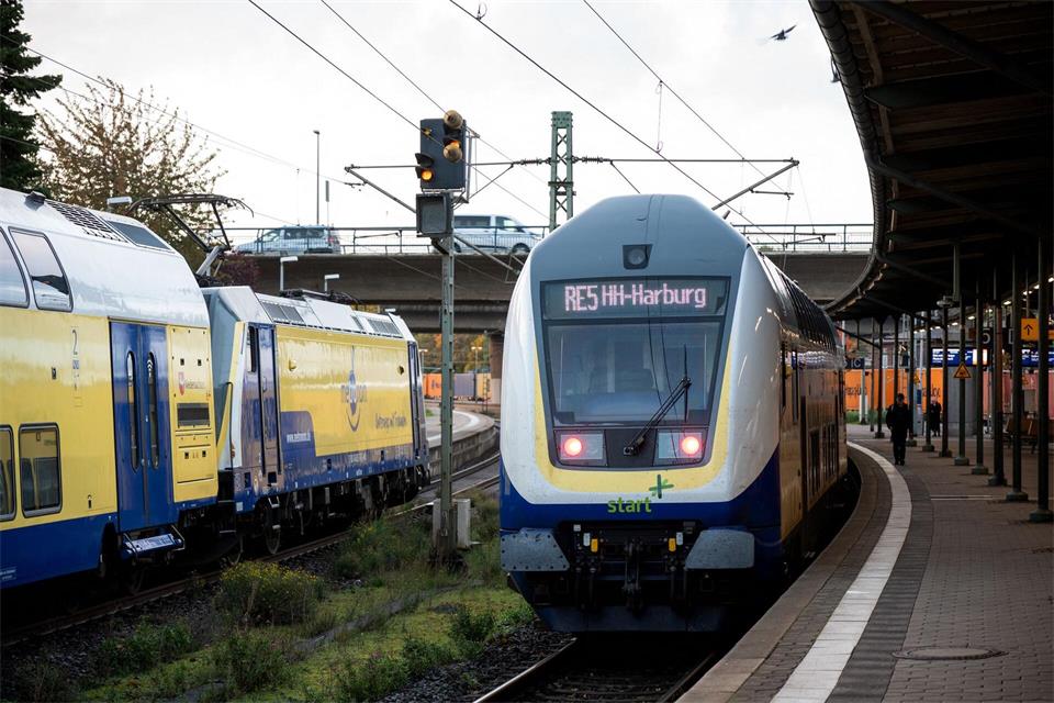 Abgesehen von wenigen Ausnahmen werden alle Regionalzüge und der Großteil der Fernzüge aus dem Süden nicht nach Hamburg einfahren können. Daniel Bockwoldt/dpa