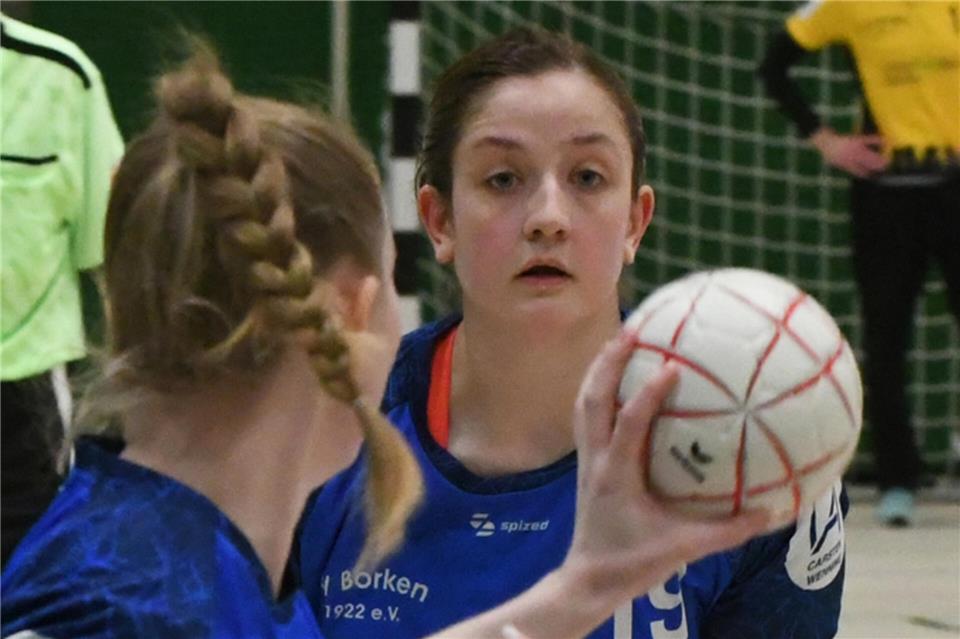 Abgezockt: Esther Langenhoff verwandelte alle acht Siebenmeter und kam auf satte 18 Treffer. Doch für ihren TV Borken reichte es nicht zum Sieg am 17. Oberliga-Spieltag.
