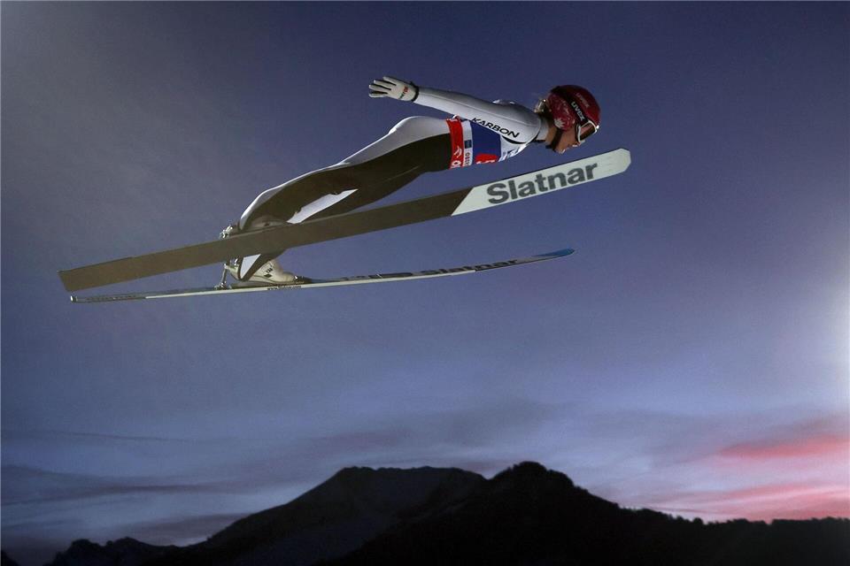 Abigail Strate aus Kanada springt bei der Two-Nights-Tour in Oberstdorf.Karl-Josef Hildenbrand/dpa