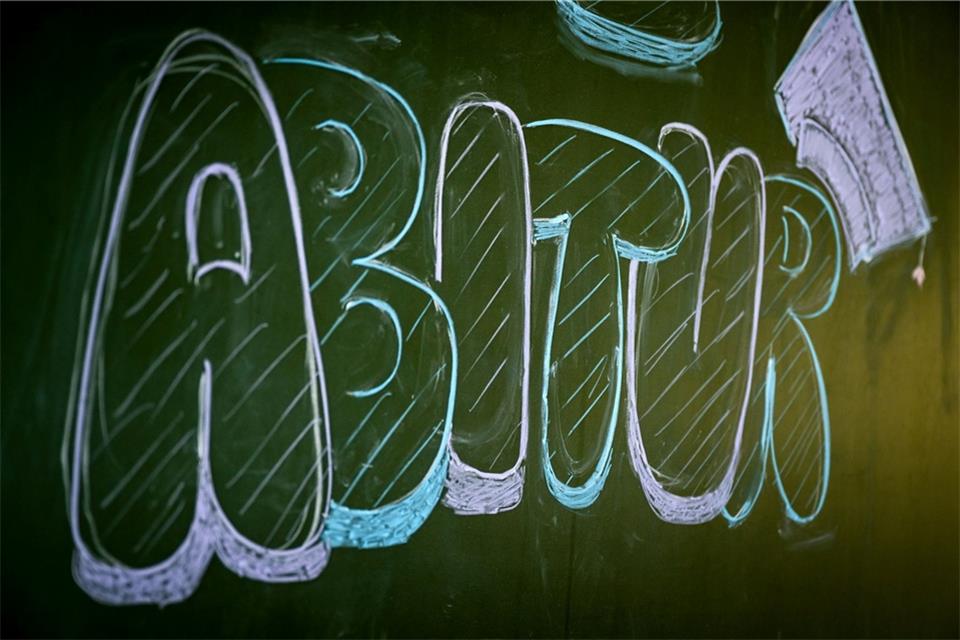 „Abitur“ steht auf einer Tafel im Klassenzimmer eines Gymnasiums.