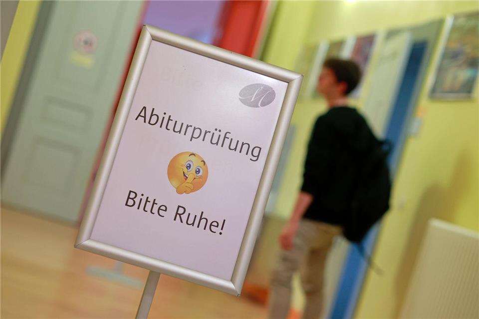 Abiturientinnen und Abiturienten in Sachsen-Anhalt haben insgesamt stabile Ergebnisse erzielt - im Fach Mathematik fielen die Leistungen im Schnitt jedoch schwächer aus als im Vorjahr. (Symbolbild) Matthias Bein/dpa