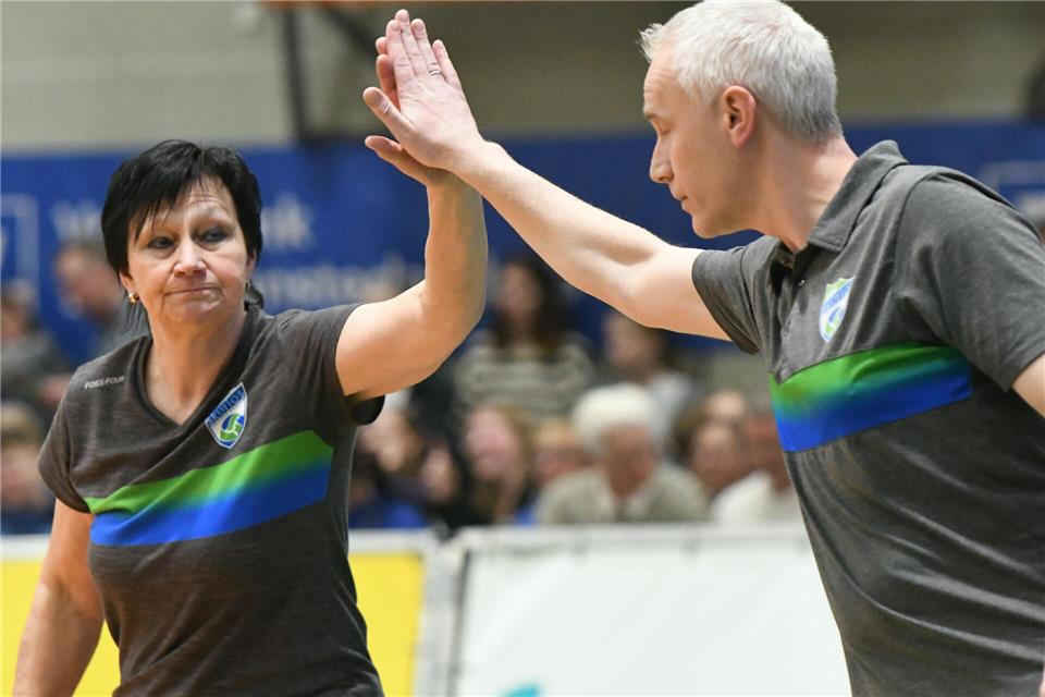 Abklatschen auf eine bisher gute Saison der Skurios Volleys Borken: das Trainergespann Danuta Brinkmann und Arne Ohlms.