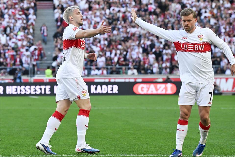 Abklatschen für den Ausgleich - Ermedin Demirovic (l) holt sich die Gratulation von Maximilian Mittelstädt (r) ab. Bernd Weißbrod/dpa